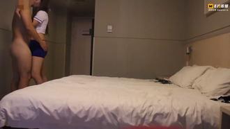  同校学姐主动约炮！见了面随便找了一间旅馆操到学姐双腿颤抖！ 