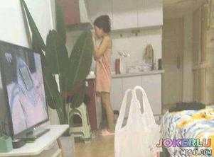  在敷面膜的老妈被我肆意玩弄着