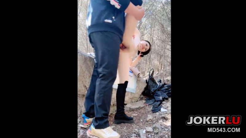  两主播下乡到农村小树林勾引农民野外做爱