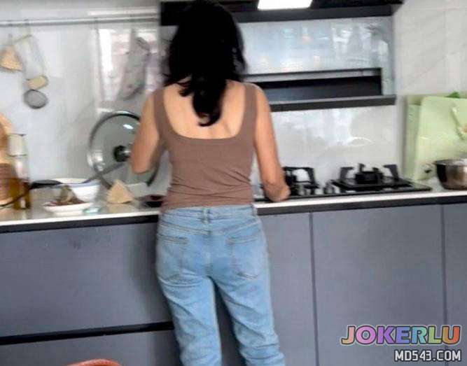  看到妈妈跟爸爸在打电话就把老妈给强奸了老爸把我送进了医院